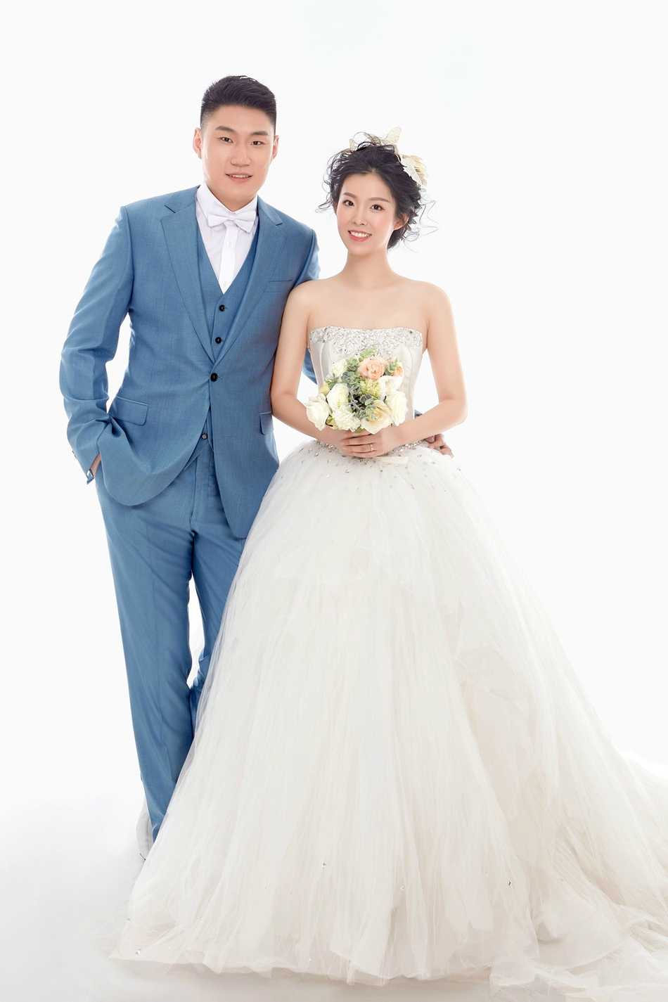 常林与爱妻潘雪妍甜蜜大婚 篮球硬汉的柔情时刻 在暖色调的复古滤镜下,常林与爱妻深情依偎,新郎的硬朗轮廓与新娘的温婉浅笑构成了一幅岁月静好的画卷。