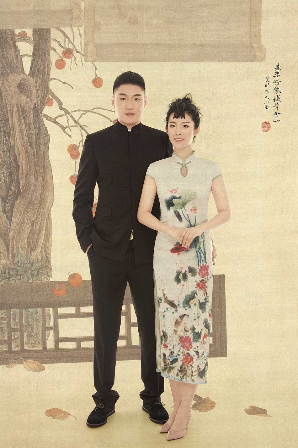 常林与爱妻潘雪妍甜蜜大婚 篮球硬汉的柔情时刻 复古装扮下的这对璧人仿佛从民国画报中走出,新郎的挺拔身姿与新娘的旗袍韵味相得益彰,尽显东方古典浪漫。