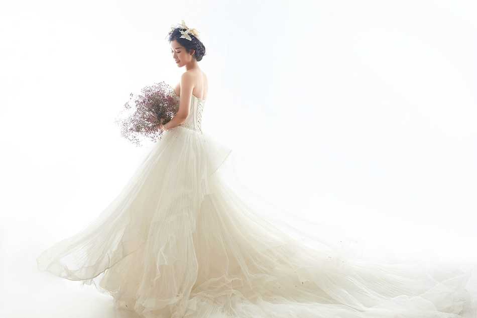 常林与爱妻潘雪妍甜蜜大婚 篮球硬汉的柔情时刻 镜头捕捉到了新郎轻抚新娘脸颊的瞬间,指尖的温柔与新娘微闭双眼的享受,让空气中都弥漫着甜蜜的味道。