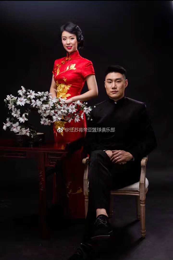 常林与爱妻潘雪妍甜蜜大婚 篮球硬汉的柔情时刻 在光影交错的黑白影像中,这对新婚夫妇的深情对视被永久定格,简约的色调反而衬托出情感的纯粹与浓烈。