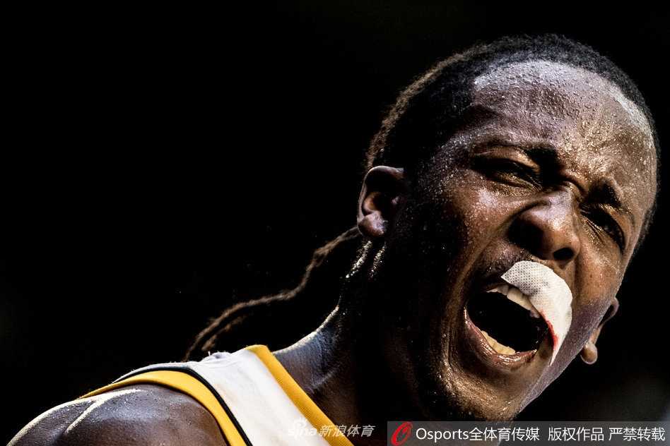 易建联在对方内线群中强行起爆，单手将球砸进篮筐，眼神里满是杀伐之气