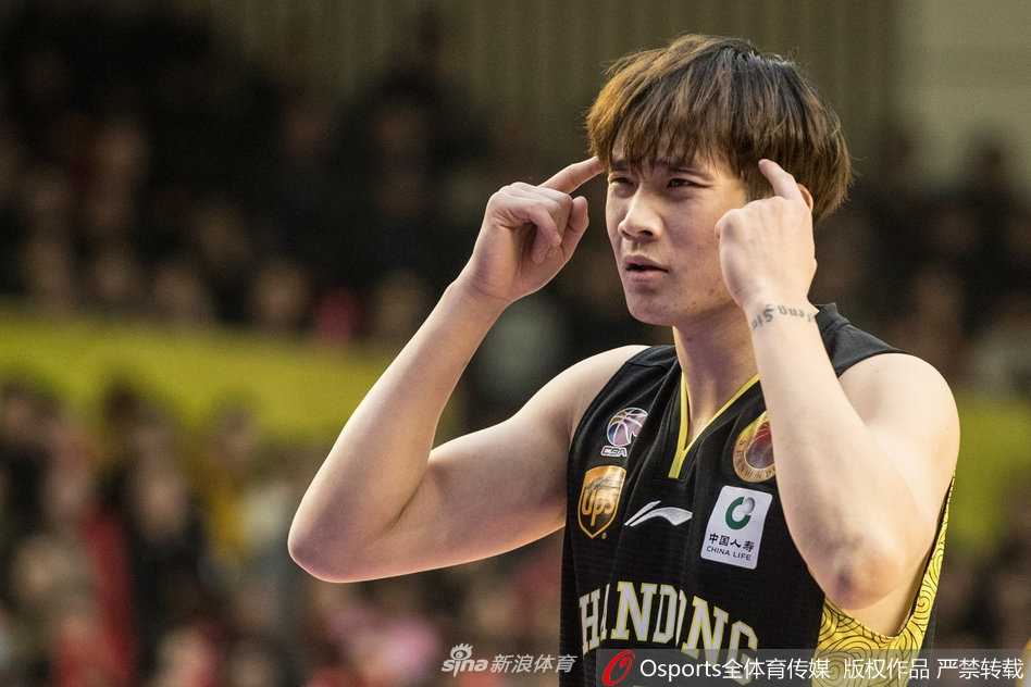 王哲林背身单打灵活转身抹入禁区，面对补防高难度打板命中，怒吼一声霸气侧漏