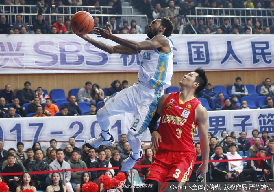 韩德君篮下卡位成功，接球后顺势转身，用敦实的身体靠开防守轻松放篮得手，憨厚一笑中暗藏杀机