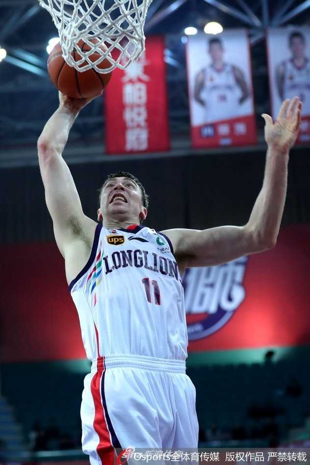 弗雷戴特迎着防守人急停干拔三分，皮球在空中划过彩虹弧线，网花翻飞清脆入筐