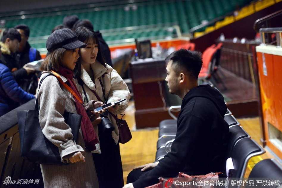 山东男篮全队围成一圈，丁彦雨航在中间振臂高呼，为即将到来的比赛打气。