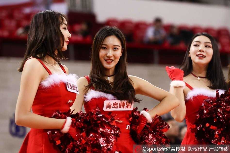 平安夜前的篮球盛宴:北控啦啦队圣诞热舞燃爆奥体,助北京北控激战南京同曦 终场哨响,无论胜负,宝贝们手牵手向全场观众鞠躬致意。背景板上“北京北控”的字样与她们的身影交相辉映,这一刻,她们与球队、与球迷共同构成了2017年圣诞前夕最温暖的篮球记忆。