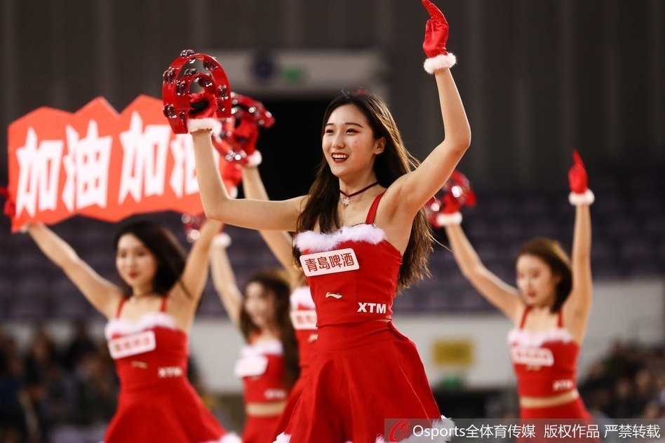 平安夜前的篮球盛宴:北控啦啦队圣诞热舞燃爆奥体,助北京北控激战南京同曦 暂停时间,宝贝们迅速集结成队形,手中挥舞着金色的花球。她们笑容一致,动作整齐划一,用极具感染力的肢体语言号召全场观众站起来为北控队的下一次进攻呐喊助威。