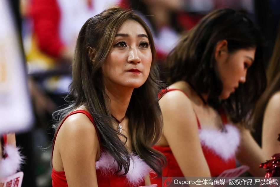 平安夜前的篮球盛宴:北控啦啦队圣诞热舞燃爆奥体,助北京北控激战南京同曦 伴随着欢快的圣诞旋律,宝贝们轻盈跃起,红色短裙在空中划出优美弧线,她们将节日的喜悦与篮球的动感完美融合,此刻的奥体中心仿佛变成了梦幻的圣诞舞会现场。