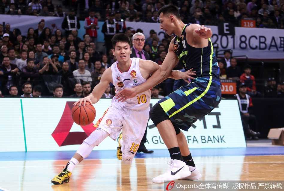 广东外援尼克尔森迎着防守人惊诧的目光，高高跃起在空中滑翔，完成一记势大力沉的单手劈扣，这一球几乎宣判了深圳队的失利。