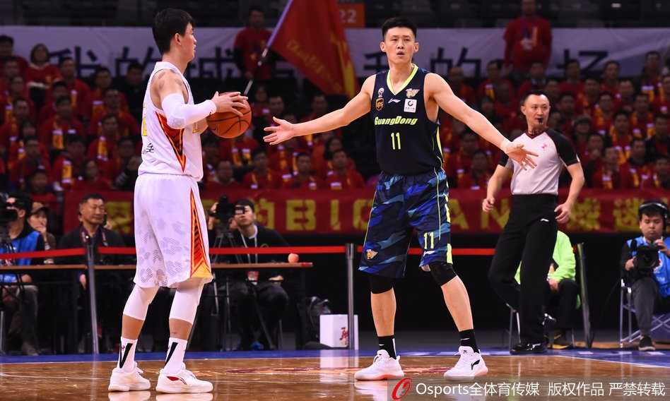 广东外援尼克尔森面对深圳外援萨林杰的贴身长臂干扰，依然凭借柔和的手感完成一次高难度的低位勾手，展现了其全面的进攻技术。