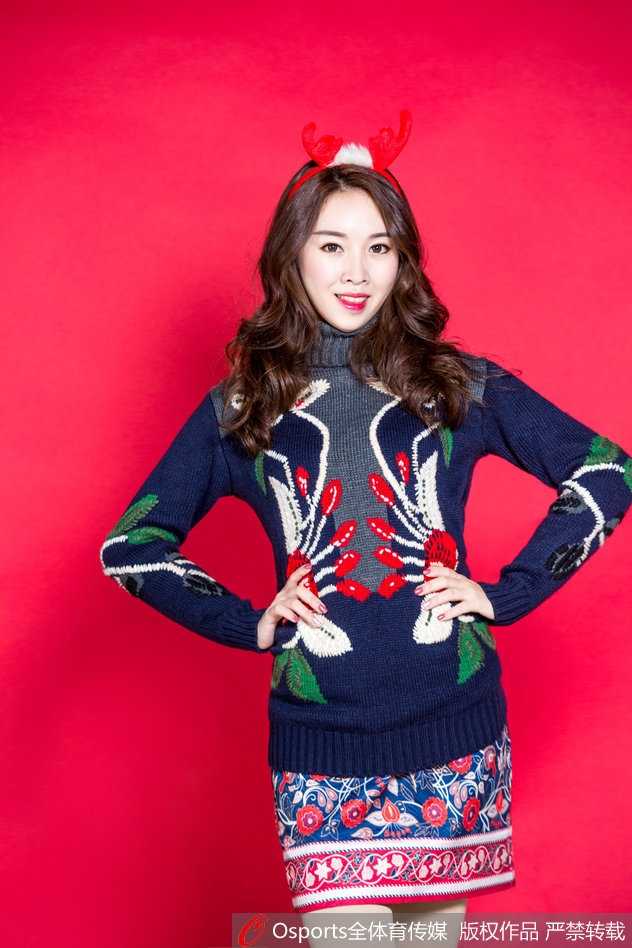 近距离特写一位啦啦队员的精致侧颜，红色圣诞装的衬托下，她专注的眼神和微扬的嘴角仿佛在向看台上的观众传递无声的加油信号。