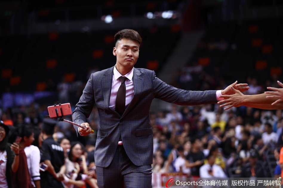 广东宏远嘉年华星光熠熠 阿联西装革履帅翻全场 朱芳雨跨界当主持 在颁奖环节结束后,易建联、朱芳雨等全体将士与获奖的球迷家庭合影留念,大家对着镜头竖起大拇指,镜头定格下的这张大合照,为这次温馨欢乐的球迷嘉年华画上了一个圆满的句号