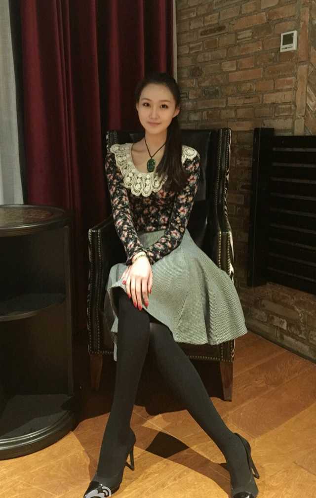 任骏飞与爱妻李圣手持结婚证幸福依偎，两人的笑容比阳光还要灿烂，红色的背景映衬着这份迟来的承诺。