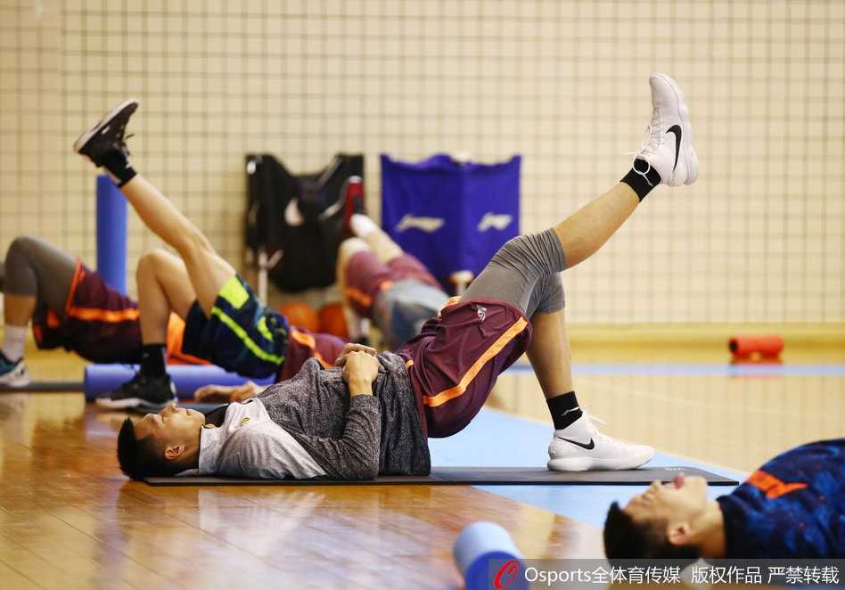 广东宏远新援莫里斯亮剑,首秀驯服“领头羊”广厦 莫里斯高高跃起,在空中与对方内线球员发生身体对抗后,依然稳健地将球放入篮筐,裁判哨响示意得分有效。