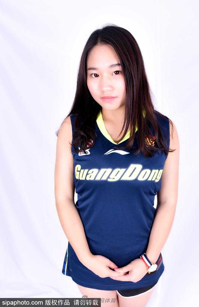 广东宏远篮球宝贝惊艳亮相 新赛季盼与球队共创辉煌 特写镜头下,宝贝秀发如瀑,单手轻托脸颊,甜美可人的气质中透着一丝优雅的从容