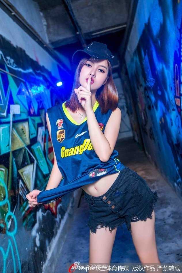 广东宏远篮球宝贝碎边短裙下的热血与柔光 灯光下,篮球宝贝的碎边短裙随着动感舞步飞扬,流苏在空中划出闪亮的弧线,仿佛夜空中绽放的烟火,瞬间点燃全场热情。