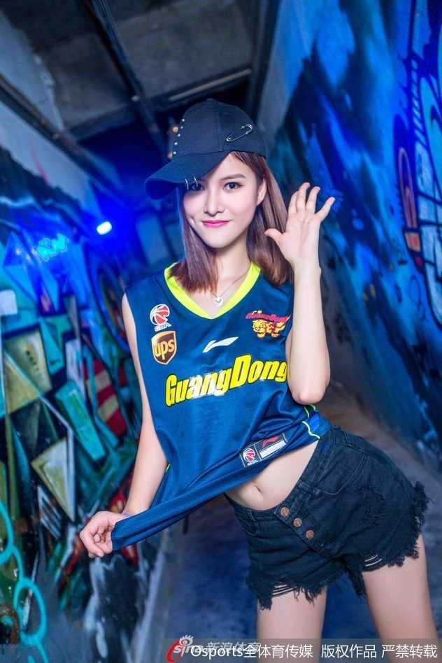 广东宏远篮球宝贝碎边短裙下的热血与柔光 一位篮球宝贝回眸一笑,精致的妆容与闪亮的眼神交相辉映,碎边短裙的灵动质感衬托出她的青春活力,成为赛场边最甜美的定格。