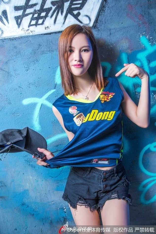 广东宏远篮球宝贝碎边短裙下的热血与柔光 特写镜头下,篮球宝贝的碎边短裙在旋转时完全绽放,纤细的腰肢与修长的腿部线条在流苏的映衬下更显婀娜,展现出舞蹈的力量与柔美。