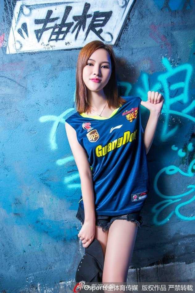 广东宏远篮球宝贝碎边短裙下的热血与柔光 集体亮相的篮球宝贝们一字排开,统一的碎边短裙在整齐的舞步中起伏如波浪,自信的笑容和挺拔的身姿构成赛场边最具感染力的风景线。