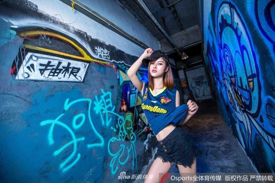 广东宏远篮球宝贝碎边短裙下的热血与柔光 休息间隙,几名篮球宝贝聚在一起整理妆容与裙摆,碎边短裙的流苏在指尖轻柔拂过,她们谈笑风生,展现出幕后真实而亲切的少女情谊。