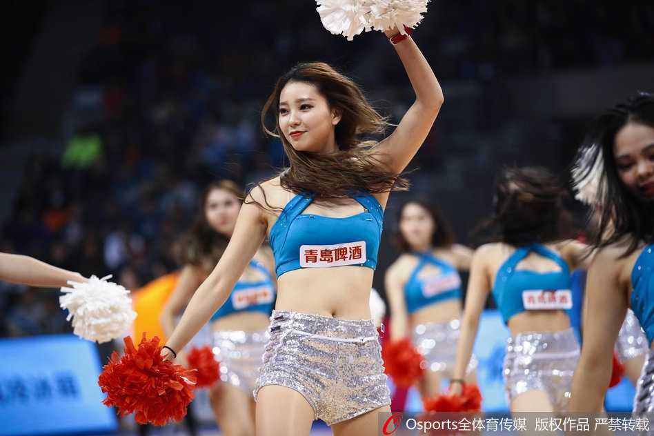 广东宏远篮球宝贝赛场闪耀,队长黄逸辉领衔上演一字马视觉盛宴 姑娘们在表演中做出高难度的托举动作,展现出力与美的结合,背景的观众席虚化成一片光点,焦点全在她们惊艳的舞姿上。