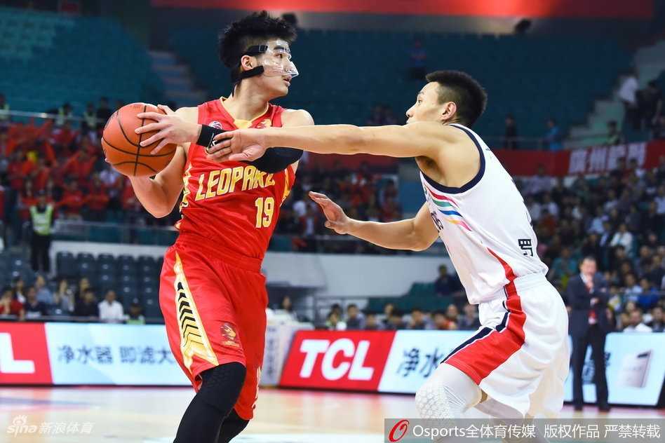 深圳队中锋李慕豪在对方内线头顶上演单手劈扣，展现中国长城般的绝对高度与力量，引爆替补席激情