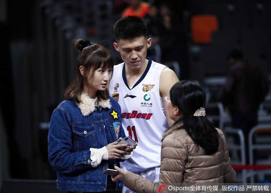 在喧嚣的球场和助威的人潮中，周鹏的妻子目光清澈，默默为爱人祈祷，这一刻温情仿佛凝固了整个赛场。