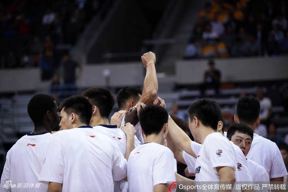 易建联在三人包夹的缝隙中强行起跳，以不可思议的滞空能力将球补进篮筐，展现出亚洲顶级内线的绝对实力。