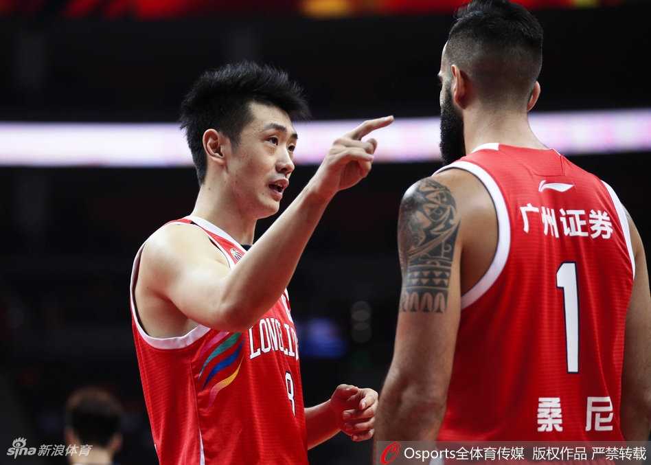 广东外援杰克逊如闪电般突破防线，迎着防守球员上演单手劈扣，身体在空中绷成一张充满力量感的弓。