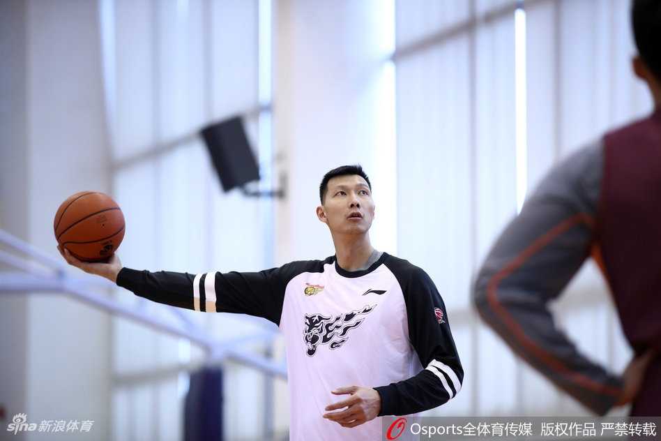 广东男篮全力备战京粤战 训练基地氛围轻松愉快 广东男篮将士们进行热身训练,神情专注而放松