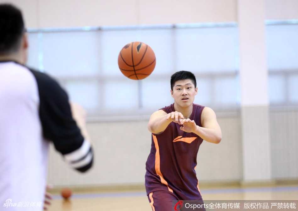 广东男篮全力备战京粤战 训练基地氛围轻松愉快 易建联在训练中展示柔和手感,轻松命中远投