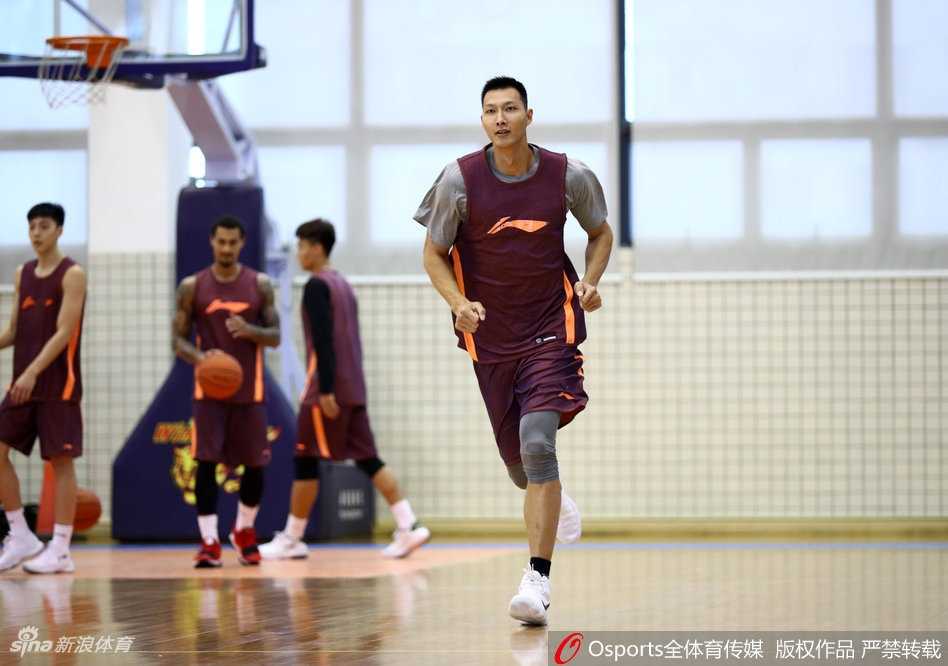 广东队核心后卫在训练中眼神坚毅，运球穿越层层防守，展现出强烈的求胜欲望