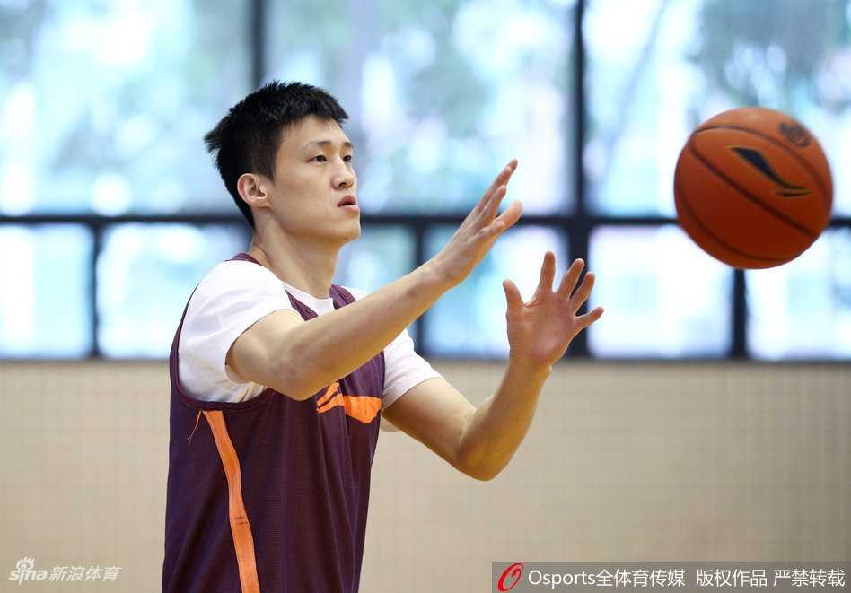 助理教练正在为一名年轻队员单独讲解防守站位，手把手地纠正动作细节，传承球队的防守理念