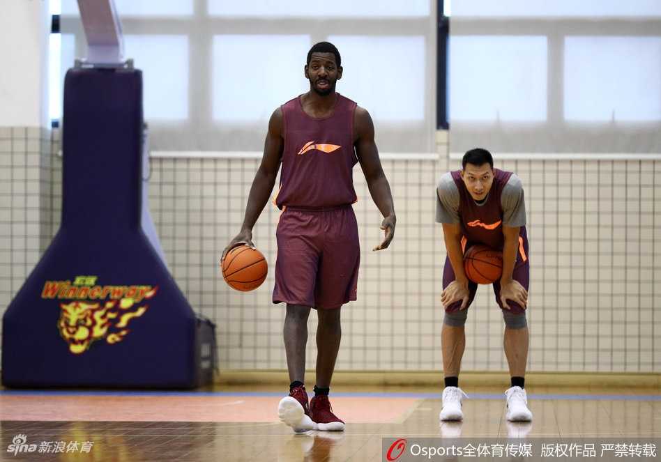 主力中锋在低位要球，面对假想敌的包夹防守，他奋力卡位，准备用强壮的身体凿开内线缺口