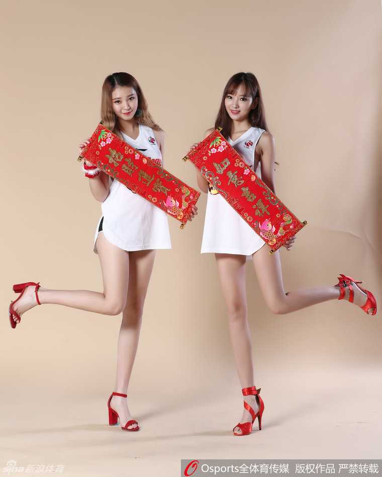 广东男篮时尚啦啦队新年性感写真手提对联送祝福 卖萌搞怪古灵精怪,队员眨眼吐舌比出摇滚手势,手提对联歪头杀,白嫩长腿在高跟鞋中格外吸睛