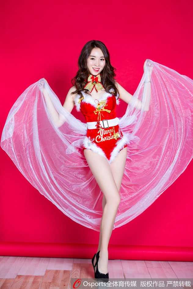 广东篮球宝贝冬日绮境 圣诞特辑演绎冰雪热力 身着节日盛装的篮球宝贝在雪中轻舞,裙摆随风飘扬,仿佛一只在冬日里起舞的精灵,为寂静的雪地带来了无限生机。