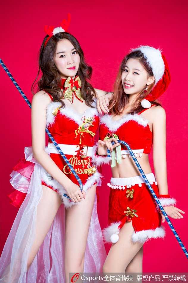 广东篮球宝贝冬日绮境 圣诞特辑演绎冰雪热力 温暖的室内,宝贝轻倚堆满礼物的圣诞树旁,柔和的烛光映照在她甜美的笑颜上,将节日的温馨与喜悦定格在这一刻。