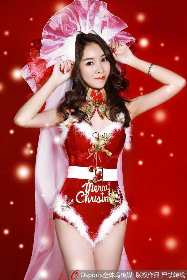 广东篮球宝贝冬日绮境 圣诞特辑演绎冰雪热力 另一处雪景中,篮球宝贝手持红色圣诞饰品,与纯白世界形成鲜明对比,笑容灿烂得仿佛能融化冰雪,传递出节日的无限快乐。