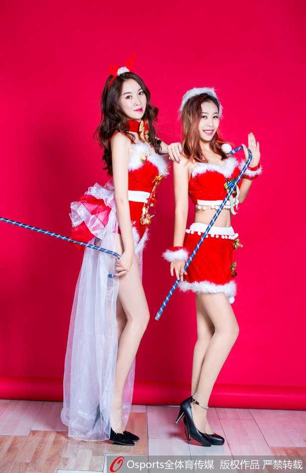 广东篮球宝贝冬日绮境 圣诞特辑演绎冰雪热力 皑皑白雪间,广东篮球宝贝身着一袭华美礼服,侧身回眸,眼波流转间既有冬日的清冷,又藏着如火的热情。