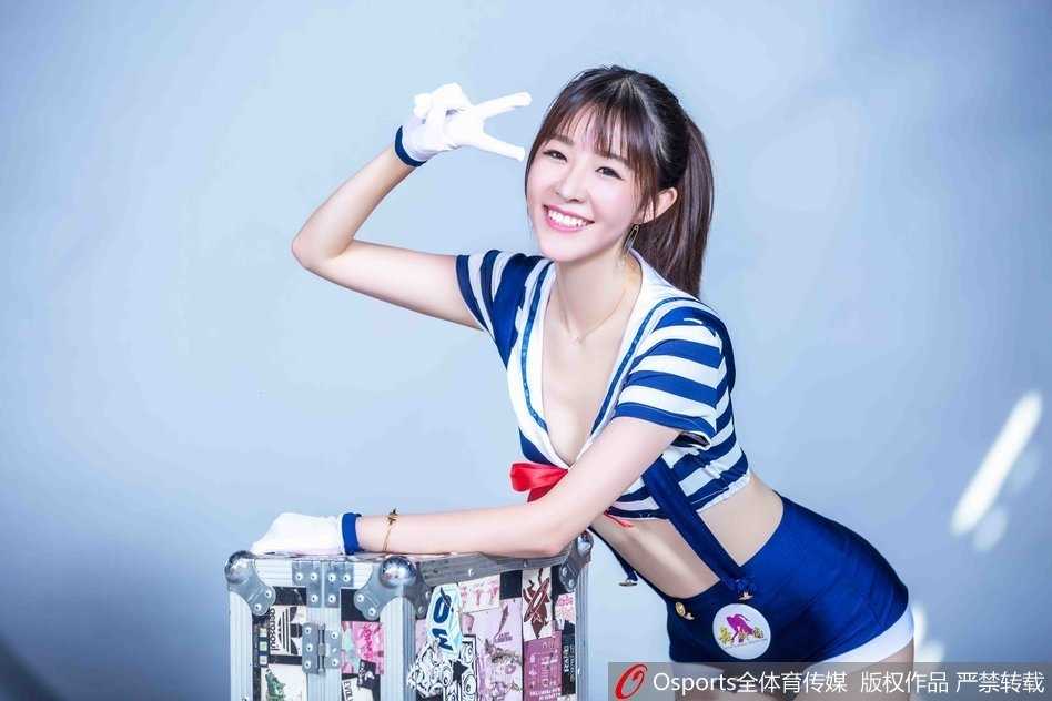 广东篮球宝贝海魂衫写真青春活力绽放 宝贝们排成一排,海魂衫条纹随着身体律动仿佛起伏的波浪,动感十足