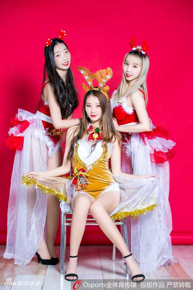 广东舞时尚队长黄逸辉圣诞特辑光影之间舞动篮球场上的别样青春 黄逸辉在特写镜头中展现出精致的妆容和明亮的双眸,眼神中带着一丝倔强与柔情,背景的柔光为她勾勒出梦幻般的轮廓,尽显女神风范