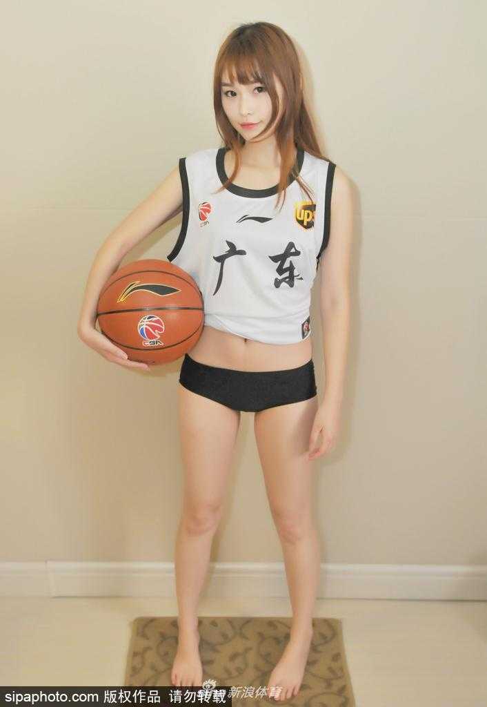 广东足球美少女熊熙:绿茵场上的精灵 训练间隙的熊熙,扎起马尾辫,手拿足球,眼神中透露出对未来的憧憬和不服输的韧劲。