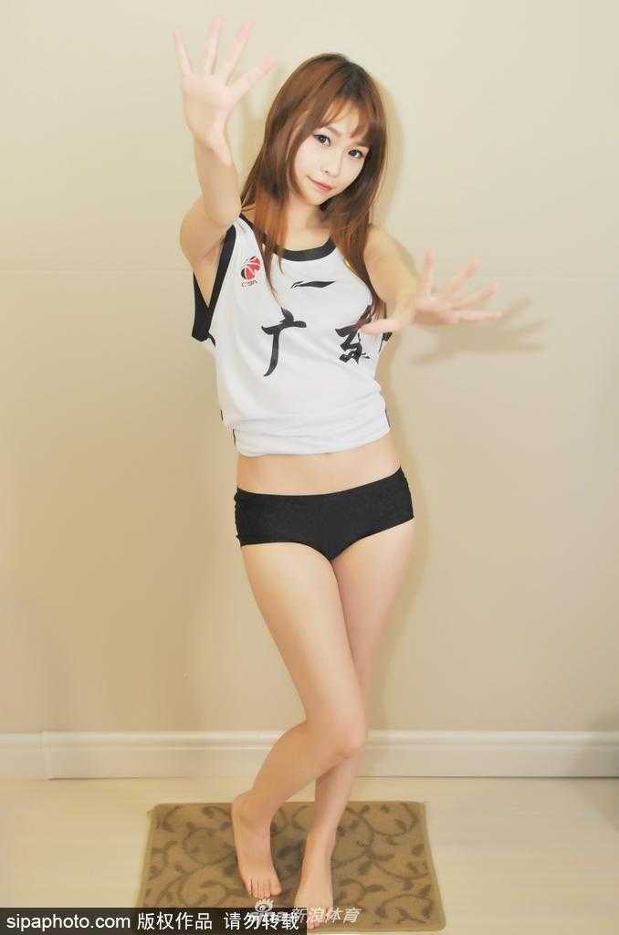 广东足球美少女熊熙:绿茵场上的精灵 身穿运动服的熊熙在镜头前凹出活力造型,笑容灿烂,仿佛夏日的阳光般炙热明亮。