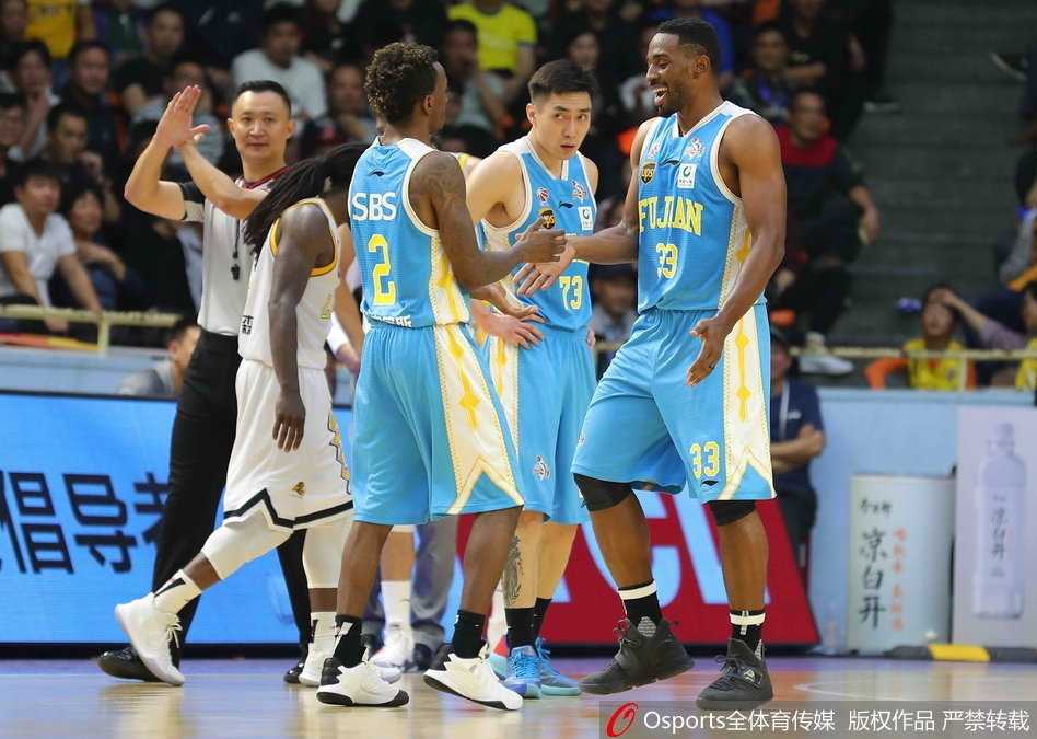 广厦主场惊魂定胜局,青春风暴掀翻福建双星 广厦主场球迷看台掀起人浪,橙色助威服汇成一片沸腾的海洋,震天的呐喊声成为球队取胜的第十二人。