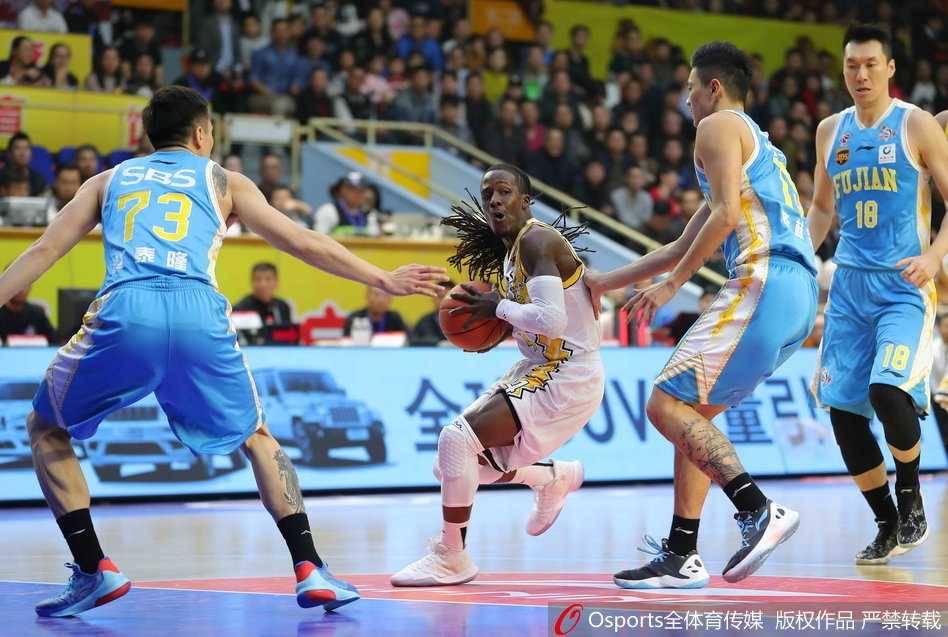 广厦主场惊魂定胜局,青春风暴掀翻福建双星 胡金秋在福建队内线群中高高跃起,用一记势大力沉的单手劈扣为新赛季砍下第一分,整个球馆瞬间被点燃。