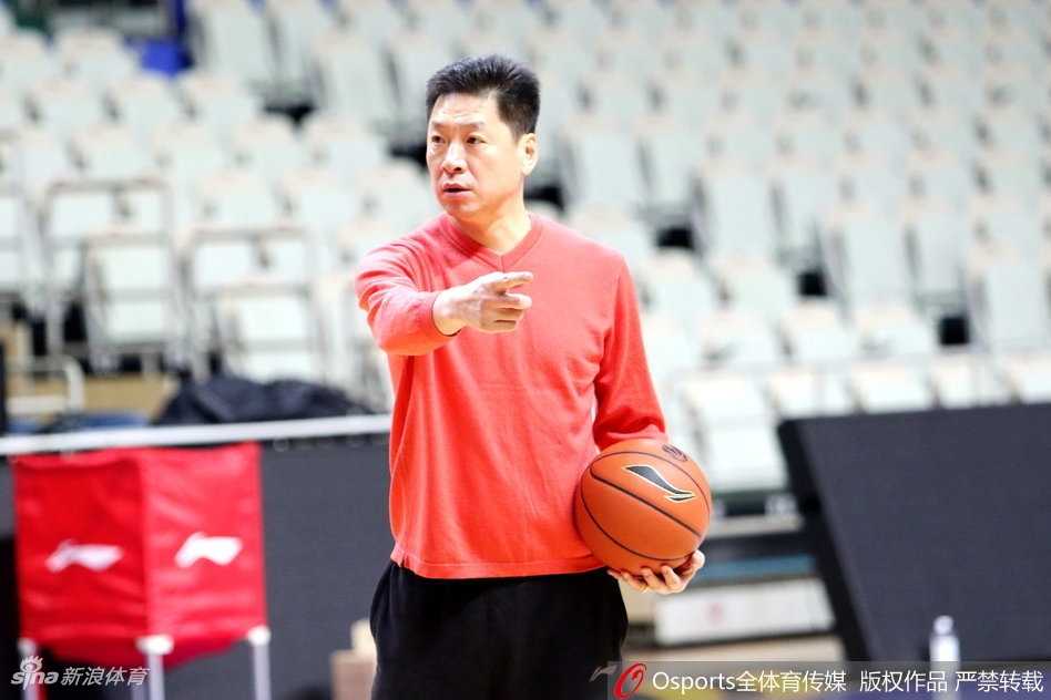 年轻后卫孙铭徽在对抗训练中展现惊人弹跳，面对高大的防守者毫无惧色，在空中对抗后保持平衡，用一记柔和的手感将球送入篮筐，引来场边阵阵喝彩。