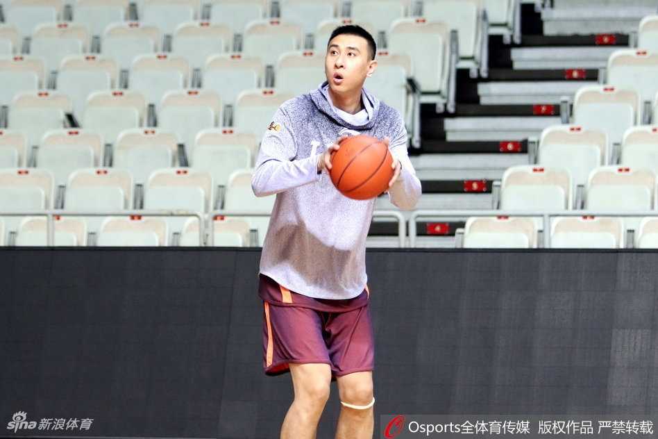 内线支柱胡金秋在篮下展现出惊人的统治力，只见他高高跃起，以一记势大力沉的单手劈扣终结进攻，身后的防守队员只能望球兴叹，沦为绝佳的背景板。