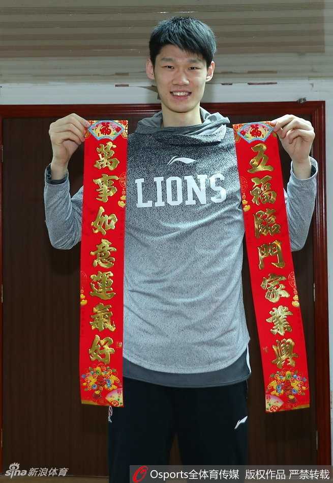 广厦众将手写春联送心语 新春佳节寄深情 内线球员胡金秋高举春联,神情庄重而温暖,他用最传统的方式向支持他的球迷们许下新一年共同进步的诺言。