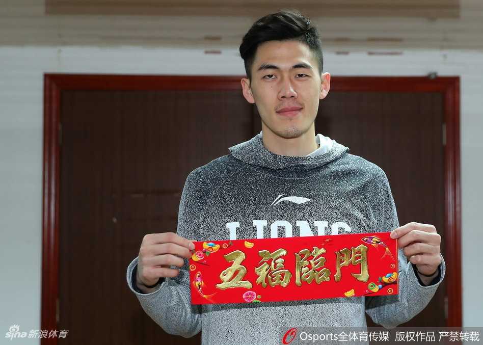 广厦众将手写春联送心语 新春佳节寄深情 广厦众将集体亮相,他们站成一排,手中各式各样的春联和福字构成了一幅红红火火的画面,宛如一个大家庭的全家福。