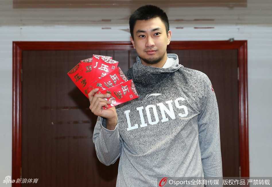 广厦众将手写春联送心语 新春佳节寄深情 队长或老将手持春联,神情稳重而慈祥,他代表的不仅是个人,更是整个球队对球迷们长久以来支持的深深鞠躬与感谢。